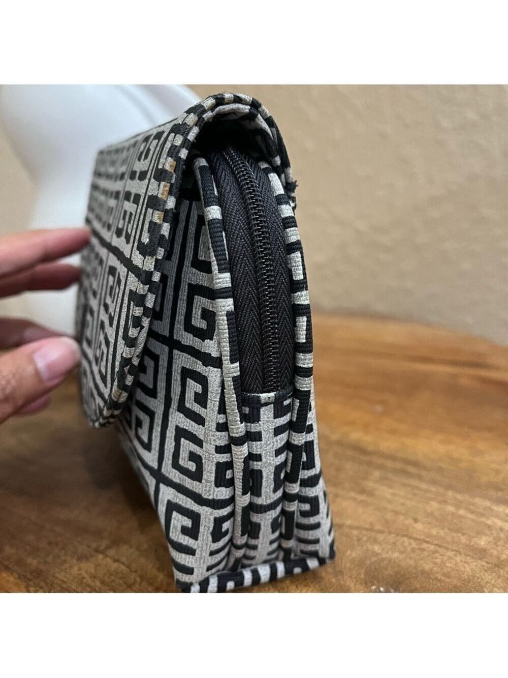 GIVENCHY NOVELTY POUCH - Picture 3 of 14